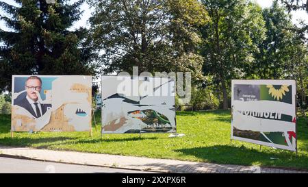 Blick auf beschmierte und abgerissene Wahlplakate, CDU, Li., FDP, Mitte, Bunednisgruene, Re., fuer die Thueringer Landtagswahl AM 24.08.2024 à Bad Lobenstein. Die Buergerinnen und Buerger Thueringes waehlen AM 1. Septembre 2024 ein Neues Landesparlament. Digital bearbeitetes Foto - der im Hintergrund stehende LKW wurde unkenntlich gemacht vue des affiches électorales bavées et déchirées pour l'élection de l'État de Thuringe le 24 août 2024 à Bad Lobenstein. Les citoyens de Thuringe éliront un nouveau parlement le 1er septembre 2024. Photo éditée numériquement - le camion en arrière-plan a été Banque D'Images