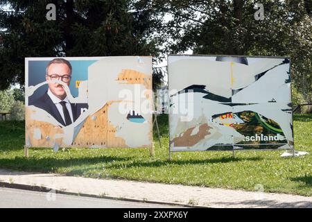 Blick auf beschmierte und abgerissene Wahlplakate, CDU, Li., FDP, Re., fuer die Thueringer Landtagswahl AM 24.08.2024 à Bad Lobenstein. Die Buergerinnen und Buerger Thueringes waehlen AM 1. Septembre 2024 ein Neues Landesparlament. Digital bearbeitetes Foto - der im Hintergrund stehende LKW wurde unkenntlich gemacht vue des affiches électorales bavées et déchirées pour l'élection de l'État de Thuringe le 24 août 2024 à Bad Lobenstein. Les citoyens de Thuringe éliront un nouveau parlement le 1er septembre 2024. Photo éditée numériquement - le camion en arrière-plan a été rendu méconnaissable mer Banque D'Images