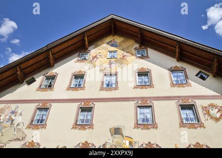 Façade de ferme peinte Mittenwald en haute-Bavière Banque D'Images