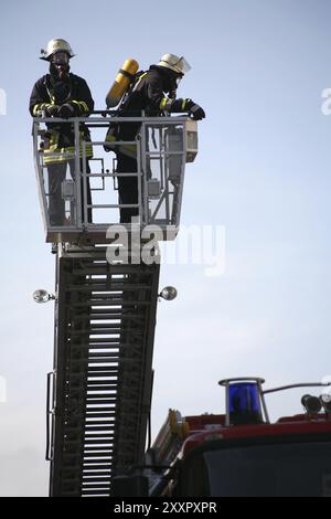 Pompiers pendant un exercice de sauvetage Banque D'Images