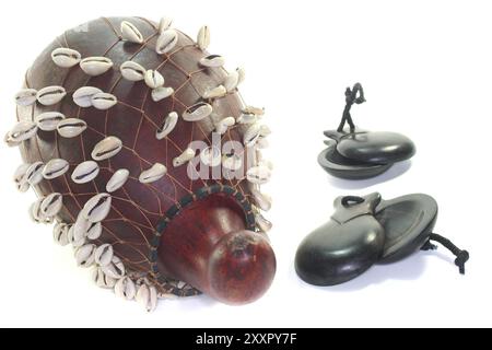 Hochet de gourde africaine avec castanets sur fond blanc Banque D'Images