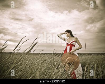 Brunette jeune femme avec chapeau dans la journée d'été. Portrait en extérieur Banque D'Images