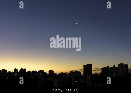 Nightfall le quartier moulins à vent dans la ville de Porto Alegre avec le contour de l'écran rétroéclairé bâtiments Banque D'Images