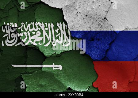 Drapeaux de l'Arabie saoudite et de la Russie peints sur un mur fissuré Banque D'Images