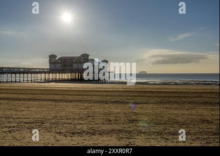 Weston-super-Mare, North Somerset, Angleterre, Royaume-Uni, octobre 04, 2018 : le soleil couchant sur la plage et le Grand Pier Banque D'Images