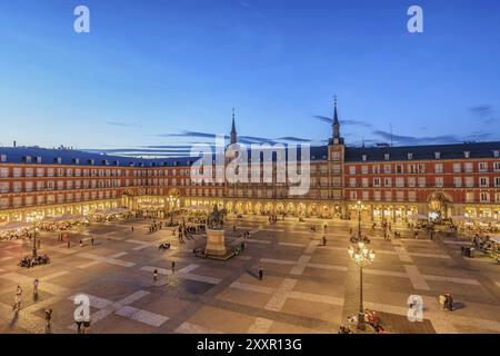 Madrid Espagne, vue aérienne nuit ville horizon à la Plaza Mayor Banque D'Images