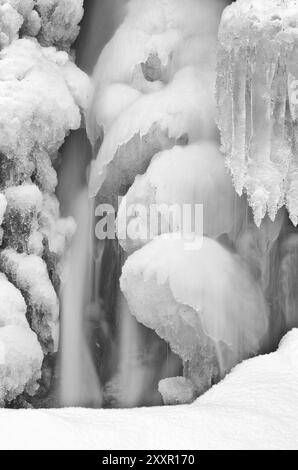 Glaçons sur une cascade gelée dans la vallée de l'Atndalen, Hedmark Fylke, Norvège, novembre 2011, Europe Banque D'Images