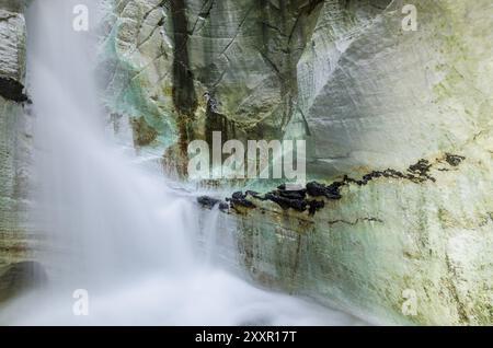 Cascade dans la grotte calcaire Trollkirka (Trollkyrkja, allemand : Église du troll), Moere et Romsdal Fylke, Norvège, septembre 2011, Europe Banque D'Images