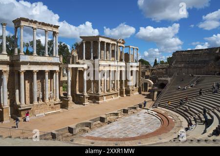 Vue large d'un théâtre romain avec des ruines antiques et des spectateurs sur les marches sous un ciel bleu, Teatro Romano de Merida, Théâtre romain de Merida, Merid Banque D'Images