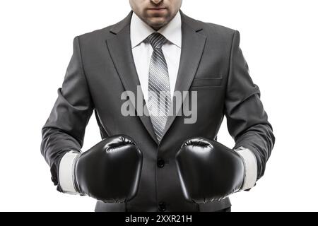 Carrière d'affaires et concept de succès de compétition professionnelle, boxeur d'homme d'affaires en costume noir portant des gants de boxe de sport blanc isolé Banque D'Images