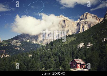 Image de style rétro de paysage alpin, Dolomites italiennes Banque D'Images