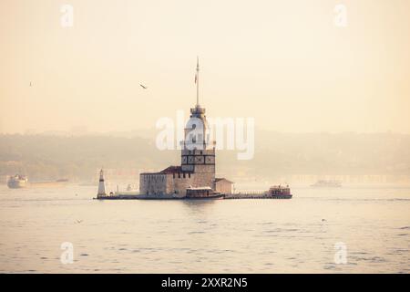 Maiden's Tower (Kiz Kulesi) au matin ensoleillé. Istanbul, Turquie, Asie Banque D'Images