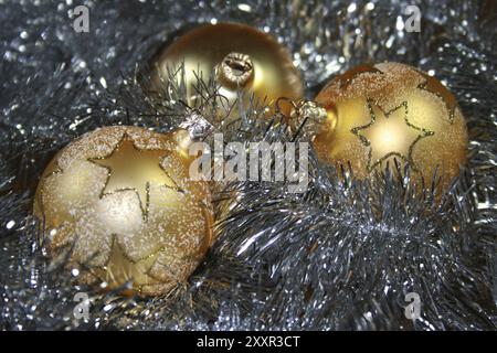 Boules de sapin de Noël en guirlande Banque D'Images