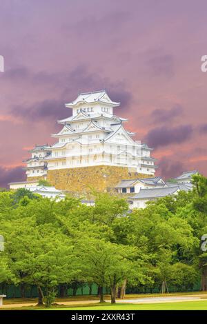 Beaux détails de Himeji-jo Château pendant le coucher du soleil calme soir de l'été à Himeji, Japon après 2015 rénovation terminée. Composite vertical Banque D'Images