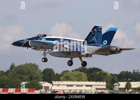 188774, un McDonnell Douglas CF-188A Hornet exploité par l'Aviation royale canadienne (ARC), arrive à la RAF Fairford dans le Gloucestershire, en Angleterre, pour participer au Royal International Air Tattoo 2024 (RIAT24). L'avion représenté ici est la cellule principale de l'équipe de démonstration des CF-18 pour 2024, le centenaire de la force aérienne, et porte un plan spectaculaire pour commémorer l'événement. Banque D'Images