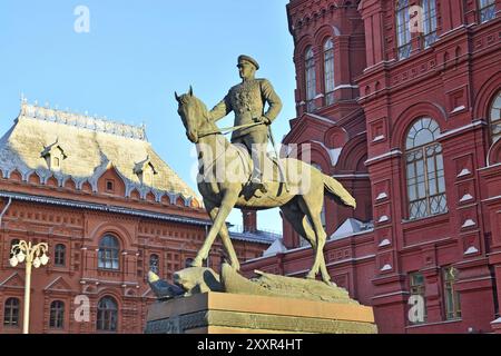 Moscou, Russie, 16 novembre 2018 : monument équestre au maréchal de l'Union soviétique Georgy Jhukov sur le fond du Musée historique, Europe Banque D'Images