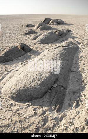 Dans l'espace rapide de la casserole de sel plate connue sous le nom de Makgadogadi au Botswana se trouvent quelques blocs de granit exposés près de l'île de Kubu, puis rien d'autre jusqu'à vous Banque D'Images