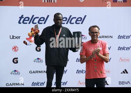 Mexico, Ciudad de Mexico, Mexique. 25 août 2024. Francis Cheruiyot du Kenya reçoit la troisième médaille lors de la cérémonie de remise des prix pour la catégorie élite masculine du XLI Maraton de la Ciudad de Mexico 2024. Le 25 août 2024 à Mexico, Mexique. (Crédit image : © Jose Luis Torales/eyepix via ZUMA Press Wire) USAGE ÉDITORIAL SEULEMENT! Non destiné à UN USAGE commercial ! Crédit : ZUMA Press, Inc/Alamy Live News Banque D'Images