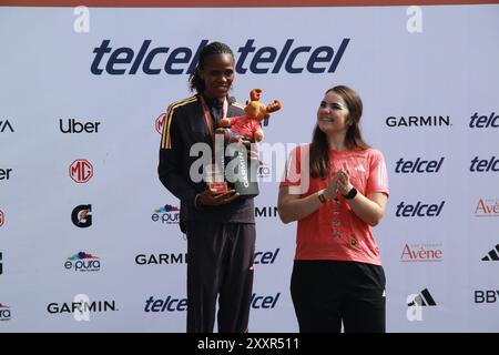 Mexico, Ciudad de Mexico, Mexique. 25 août 2024. Janet Ruguru, du Kenya, reçoit la troisième médaille lors de la cérémonie de remise des prix dans la catégorie élite féminine du XLI Maraton de la Ciudad de Mexico 2024. Le 25 août 2024 à Mexico, Mexique. (Crédit image : © Jose Luis Torales/eyepix via ZUMA Press Wire) USAGE ÉDITORIAL SEULEMENT! Non destiné à UN USAGE commercial ! Crédit : ZUMA Press, Inc/Alamy Live News Banque D'Images