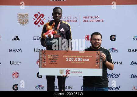 Mexico, Ciudad de Mexico, Mexique. 25 août 2024. Leonard Langat du Kenya reçoit la deuxième médaille lors de la cérémonie de remise des prix pour la catégorie élite masculine du XLI Maraton de la Ciudad de Mexico 2024. Le 25 août 2024 à Mexico, Mexique. (Crédit image : © Jose Luis Torales/eyepix via ZUMA Press Wire) USAGE ÉDITORIAL SEULEMENT! Non destiné à UN USAGE commercial ! Crédit : ZUMA Press, Inc/Alamy Live News Banque D'Images