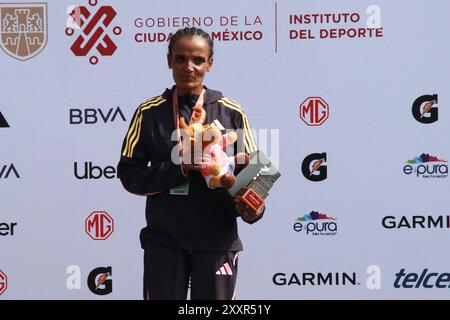 Mexico, Ciudad de Mexico, Mexique. 25 août 2024. Shitaye Eshete de Bahreïn reçoit la deuxième médaille lors de la cérémonie de remise des prix pour la catégorie élite féminine du XLI Maraton de la Ciudad de Mexico 2024. Le 25 août 2024 à Mexico, Mexique. (Crédit image : © Jose Luis Torales/eyepix via ZUMA Press Wire) USAGE ÉDITORIAL SEULEMENT! Non destiné à UN USAGE commercial ! Crédit : ZUMA Press, Inc/Alamy Live News Banque D'Images