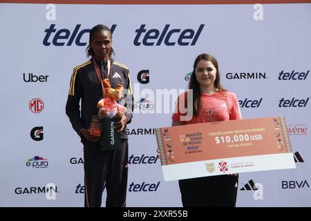 Mexico, Ciudad de Mexico, Mexique. 25 août 2024. Janet Ruguru, du Kenya, reçoit la troisième médaille lors de la cérémonie de remise des prix dans la catégorie élite féminine du XLI Maraton de la Ciudad de Mexico 2024. Le 25 août 2024 à Mexico, Mexique. (Crédit image : © Jose Luis Torales/eyepix via ZUMA Press Wire) USAGE ÉDITORIAL SEULEMENT! Non destiné à UN USAGE commercial ! Crédit : ZUMA Press, Inc/Alamy Live News Banque D'Images