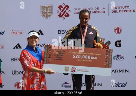 Mexico, Mexique. 25 août 2024. Shitaye Eshete de Bahreïn reçoit la deuxième médaille lors de la cérémonie de remise des prix pour la catégorie élite féminine du XLI Maraton de la Ciudad de Mexico 2024. Le 25 août 2024 à Mexico, Mexique. (Photo de Jose Luis Torales/ Eyepix Group/SIPA USA) crédit : SIPA USA/Alamy Live News Banque D'Images