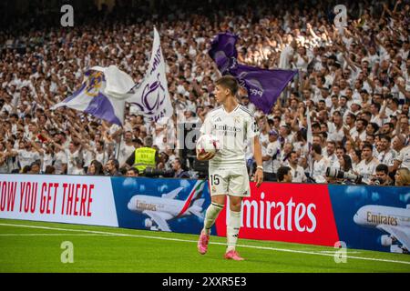 Madrid, Espagne. 25 août 2024. Le milieu de terrain du Real Madrid Arda Guler en action lors du match de football de la ligue espagnole entre le Real Madrid CF et le Real Valladolid FC au stade Santiago Bernabeu. Le Real Madrid a battu le Real Valladolid par 3 buts à 0 au stade Santiago Bernabeu. Les buts ont été marqués par Federico Valverde 49', Brahim Diaz 87', Endrick 95'. (Photo de David Canales/SOPA images/SIPA USA) crédit : SIPA USA/Alamy Live News Banque D'Images