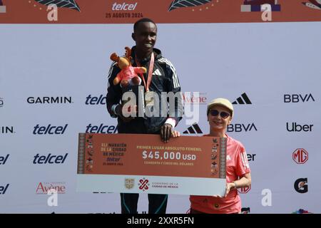 Mexico, Mexique. 25 août 2024. Fancy Chemutai du Kenya reçoit la médaille de la première place lors de la cérémonie de remise des prix pour la catégorie élite féminine du XLI Maraton de la Ciudad de Mexico 2024. Le 25 août 2024 à Mexico, Mexique. (Photo de Jose Luis Torales/ Eyepix Group/SIPA USA) crédit : SIPA USA/Alamy Live News Banque D'Images