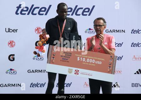 Mexico, Mexique. 25 août 2024. Francis Cheruiyot du Kenya reçoit la troisième médaille lors de la cérémonie de remise des prix pour la catégorie élite masculine du XLI Maraton de la Ciudad de Mexico 2024. Le 25 août 2024 à Mexico, Mexique. (Photo de Jose Luis Torales/ Eyepix Group/SIPA USA) crédit : SIPA USA/Alamy Live News Banque D'Images