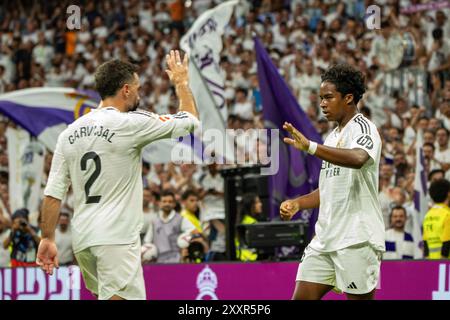 Madrid, Espagne. 25 août 2024. Daniel Carvajal (G) accueille Endrick Felipe (d) lors du match entre le Real Madrid et Valladolid au stade Santiago Bernabeu. Le Real Madrid a battu le Real Valladolid par 3 buts à 0 au stade Santiago Bernabeu. Les buts ont été marqués par Federico Valverde 49', Brahim Diaz 87', Endrick 95'. Crédit : SOPA images Limited/Alamy Live News Banque D'Images