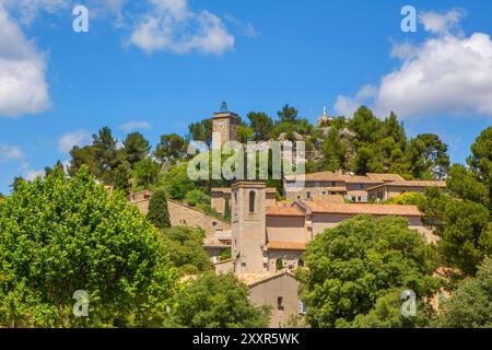 Der Uhrenturm wurde 1672 mit Steinen aus dem Schloss erbaut und ist ein Symbol für die Unabhängigkeit von Eygalieres. Eglise Saint-Laurent d Eygalières. La Tour de l'horloge *** la tour de l'horloge a été construite en 1672 avec des pierres du château et est un symbole de l'indépendance d'Eygalieres Eglise Saint Laurent d Eygalieres la Tour de l'horloge Banque D'Images