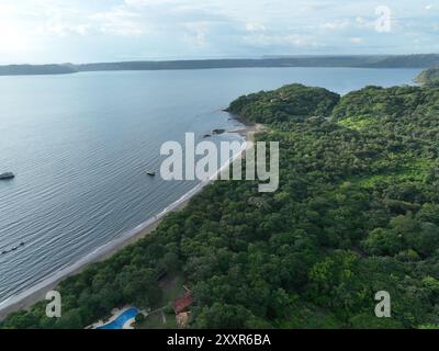 Vue aérienne de Playa Panama, Bahia Culebra et Péninsule Papagayo à Guanacaste, Costa Rica Banque D'Images