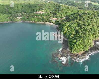 Vue aérienne de Playa Panama et Bahia Culebra à Guanacaste, Costa Rica Banque D'Images