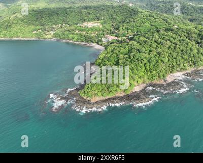 Vue aérienne de Playa Panama et Bahia Culebra à Guanacaste, Costa Rica Banque D'Images