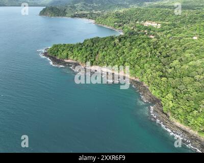 Vue aérienne de Playa Panama et Bahia Culebra à Guanacaste, Costa Rica Banque D'Images