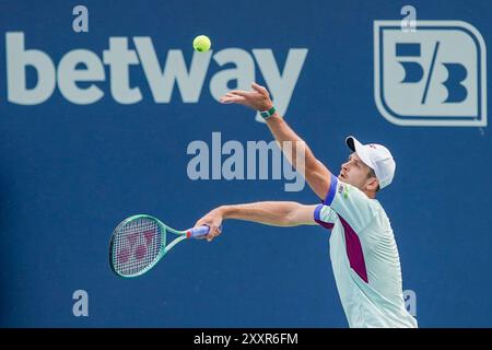 Mason, Ohio, États-Unis. 16 août 2024. Hubert Hurkacz (POL) sert à Flavio Cobolli (ITA) (non représenté) lors du match de simple masculin à l'Open de Cincinnati 2024 au Lindner Family Tennis Center. (Crédit image : © Debby Wong/ZUMA Press Wire) USAGE ÉDITORIAL SEULEMENT! Non destiné à UN USAGE commercial ! Banque D'Images