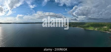 Vue aérienne de Playa Panama et Bahia Culebra à Guanacaste, Costa Rica Banque D'Images