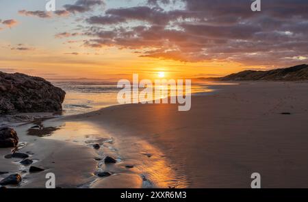 Coucher de soleil sur la plage de Forrest Caves, Phillip Island, Victoria Australie. Banque D'Images