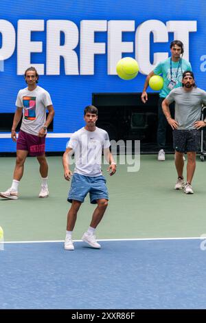 Flushing NY, États-Unis. 24 août 2024. US Open 2024 Arthur Ashe Kids’ Day - Carlos Alcaraz jouant au tennis de football Banque D'Images