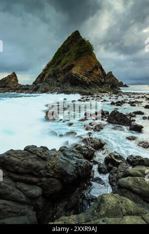 Plage de Mawi située sur l'île de Lombok en Indonésie. Banque D'Images