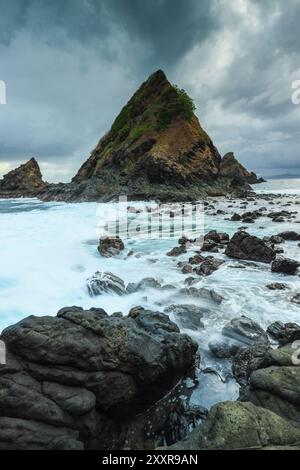 Plage de Mawi située sur l'île de Lombok en Indonésie. Banque D'Images