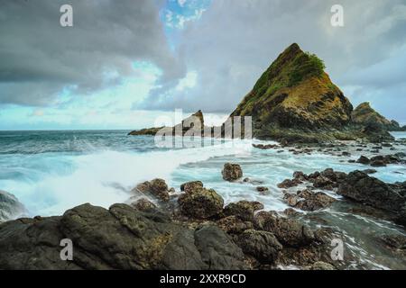 Plage de Mawi située sur l'île de Lombok en Indonésie. Banque D'Images