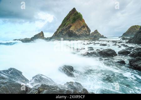 Plage de Mawi située sur l'île de Lombok en Indonésie. Banque D'Images