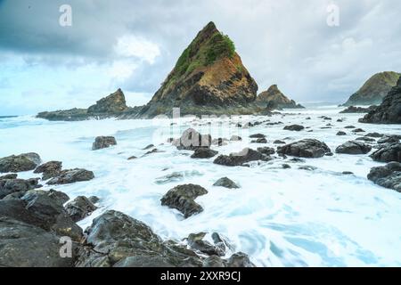 Plage de Mawi située sur l'île de Lombok en Indonésie. Banque D'Images