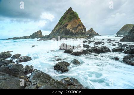 Plage de Mawi située sur l'île de Lombok en Indonésie. Banque D'Images