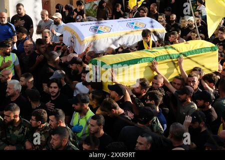 Nul, nul, nul. 25 août 2024. 08/24/2024, AITA El-JABAL, LIBAN : Une foule d'hommes portant les cercueils d'un combattant DU HEZBOLLAH et d'un enfant de 7 ans dans le village d'AITA El-JABAL. Le fils du militant du parti chiite est sur les épaules d'un manÃ¢â‚¬â„¢, juste à côté de son cercueil fatherÃ¢â‚¬â„¢. (Crédit image : © David Allignon/ZUMA Press Wire) USAGE ÉDITORIAL SEULEMENT! Non destiné à UN USAGE commercial ! Banque D'Images