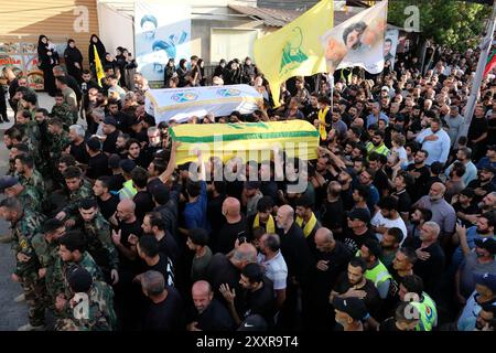 Nul, nul, nul. 25 août 2024. 08/24/2024, AITA El-JABAL, LIBAN : Une foule d'hommes portant les cercueils d'un combattant DU HEZBOLLAH et d'un enfant de 7 ans dans le village d'AITA El-JABAL. (Crédit image : © David Allignon/ZUMA Press Wire) USAGE ÉDITORIAL SEULEMENT! Non destiné à UN USAGE commercial ! Banque D'Images