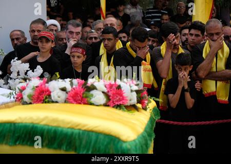 Nul, nul, nul. 25 août 2024. 24/08/2024, AITA El-JABAL, LIBAN : les familles d'un combattant DU HEZBOLLAH et d'un enfant de 7 ans abattus par un drone israélien pleurent devant les cercueils lors des funérailles. (Crédit image : © David Allignon/ZUMA Press Wire) USAGE ÉDITORIAL SEULEMENT! Non destiné à UN USAGE commercial ! Banque D'Images