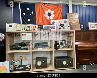 Alice Springs, Australie. 06 août 2024. Dans le passé, les cours à l'École de l'Air se déroulaient par radio, et certains des anciens émetteurs sont exposés dans le centre d'accueil. L'École de l'Air offre un enseignement à distance aux enfants de l'outback. La première école de l'air a été ouverte à Alice Springs en 1951. Il y a maintenant 17 emplacements. Crédit : Carola Frentzen/dpa/Alamy Live News Banque D'Images